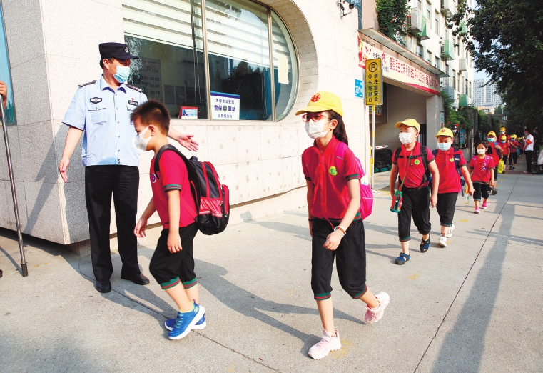 济南市144万余名学生开启新学期生活 “神兽”归笼“第一课”很丰盛