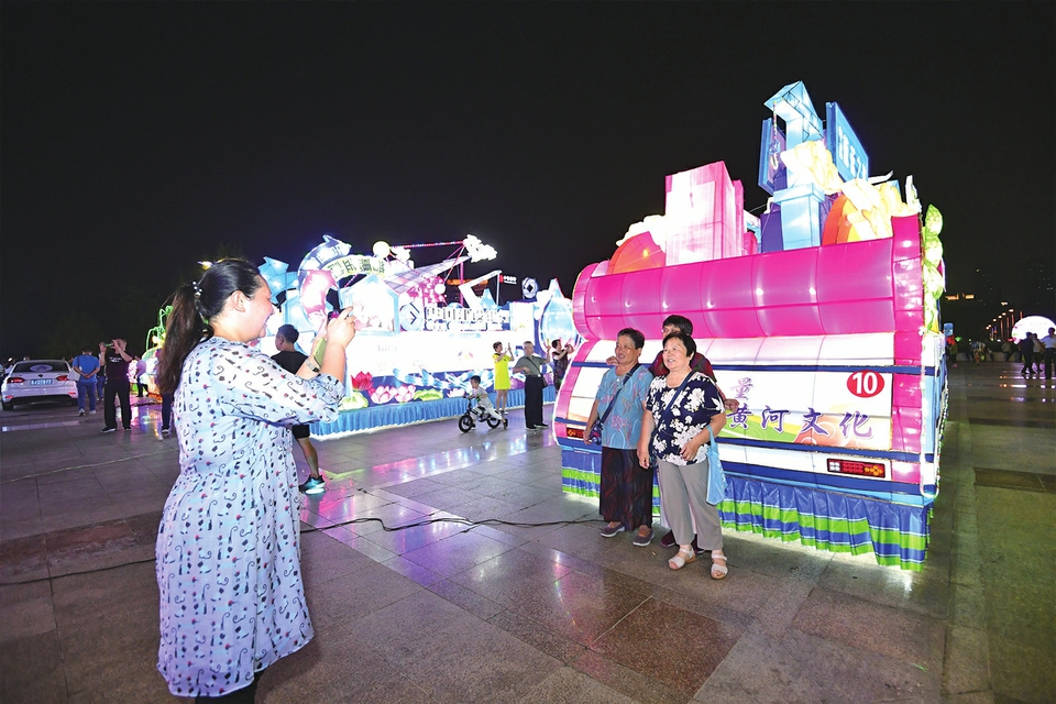 泉水节丨花车夜游让泉城的夜更美 市民赞叹“一道靓丽的流动风景线”