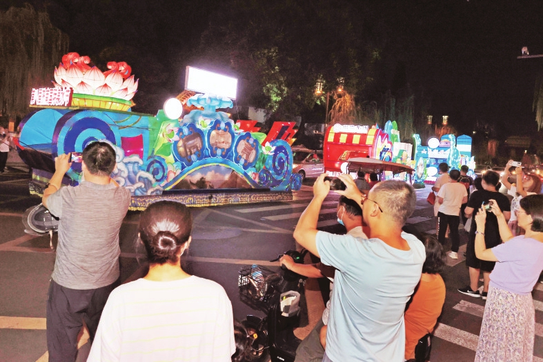 泉水节丨花车夜游让泉城的夜更美 市民赞叹“一道靓丽的流动风景线”