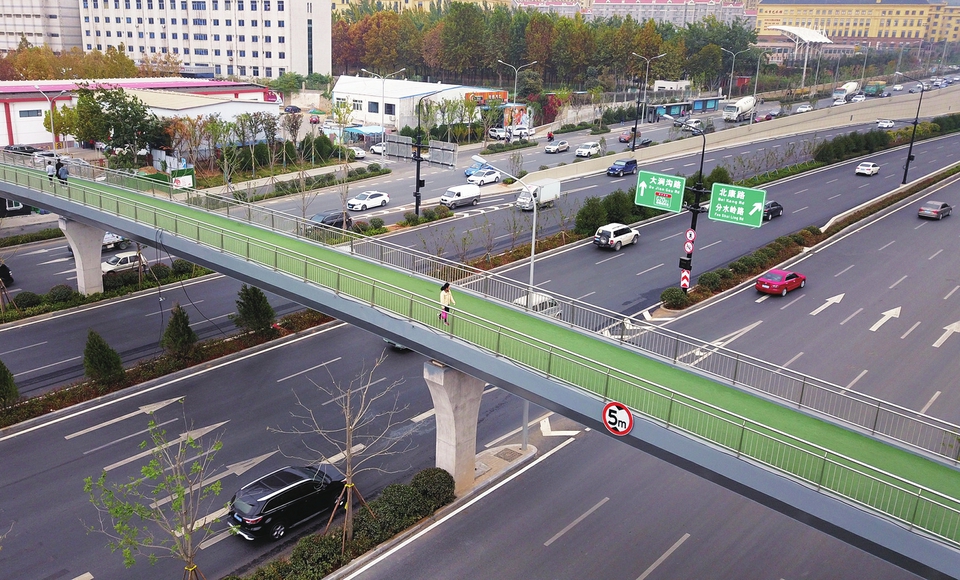 望岳路启用首批过街天桥 快速路通行“提速”