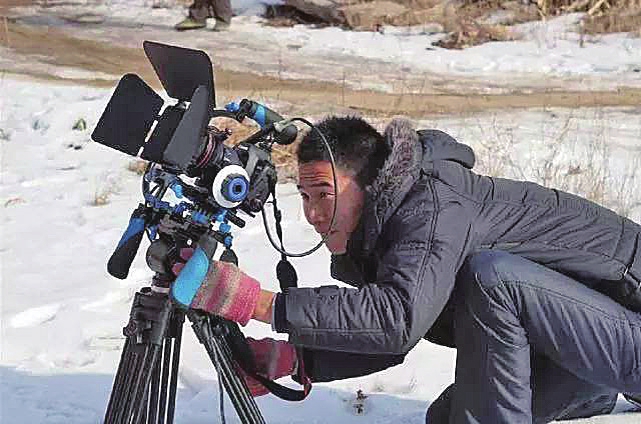 用镜头记录真善美 拍农民自己的电影——“农民导演”韩克的公益故事