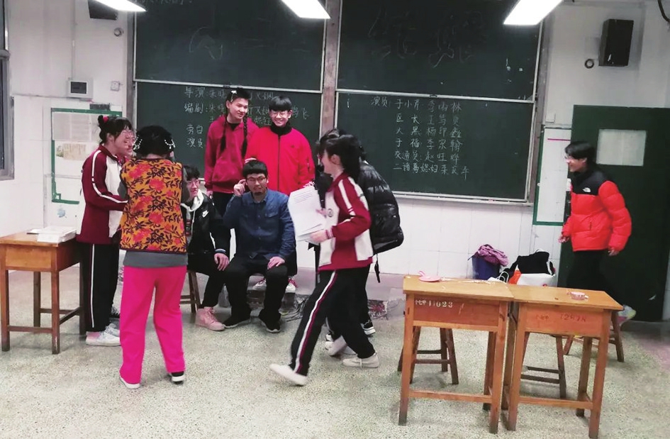 莱芜第十七中学 编演课本剧 “演”活语文课堂