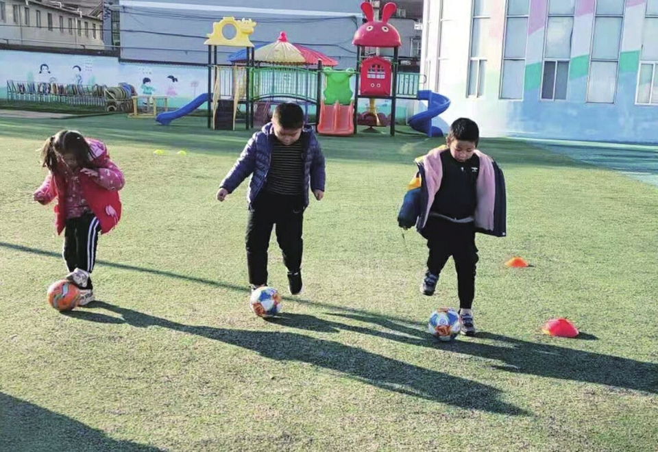 莱芜区羊里中心幼儿园 小足球踢出大乐趣