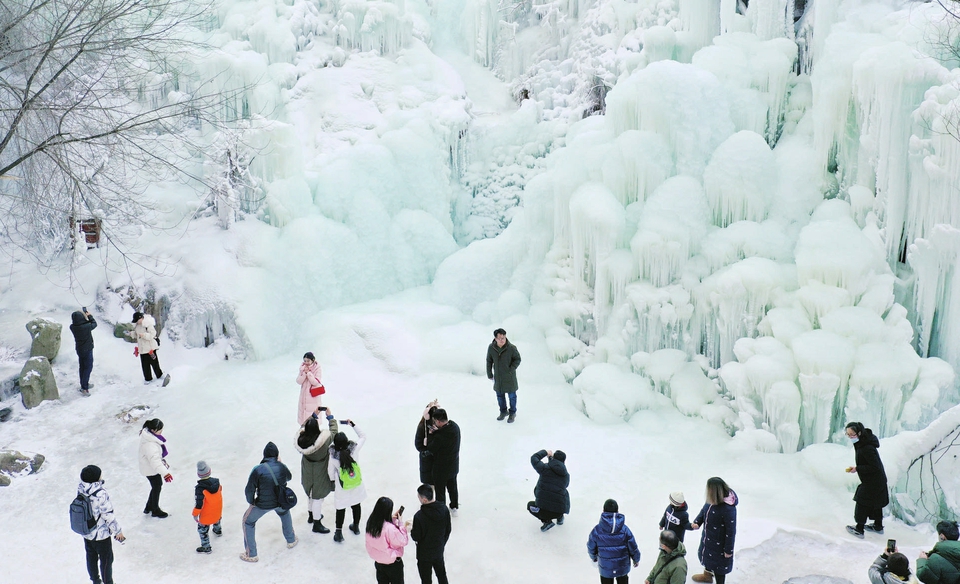 元旦假日市民游客自觉错峰出行 冰雪项目室内文娱受热捧