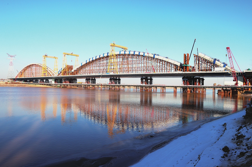 齐鲁黄河大桥主跨拱肋卧拼安装完成