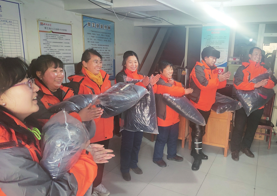 400多套棉服送到一线发行员手中 济南日报报业集团“暖心行动”关爱员工，助力凝心聚力谋发展