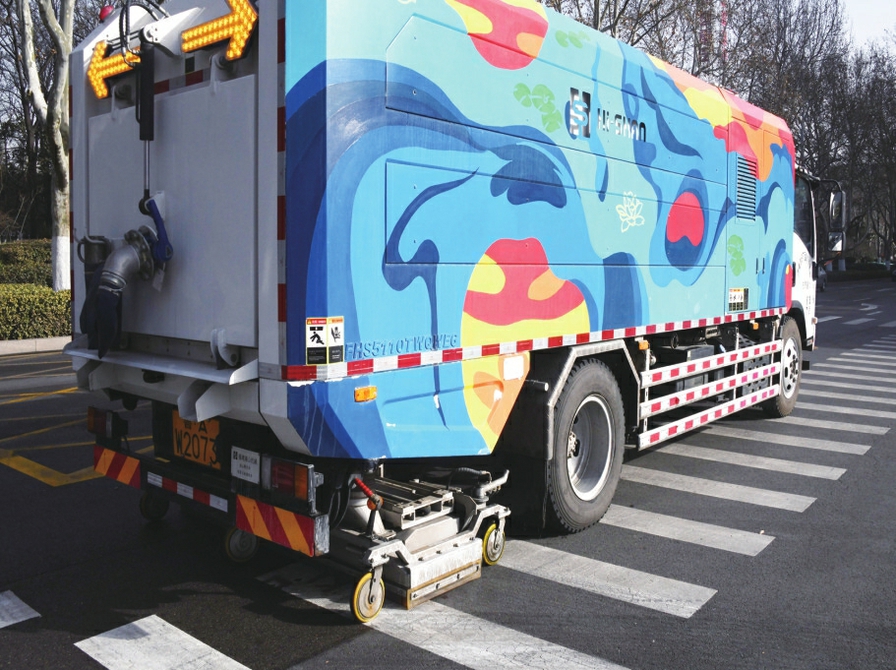 济南历下城管引进新型保洁设备 深度保洁车上阵道路可“席地而坐”