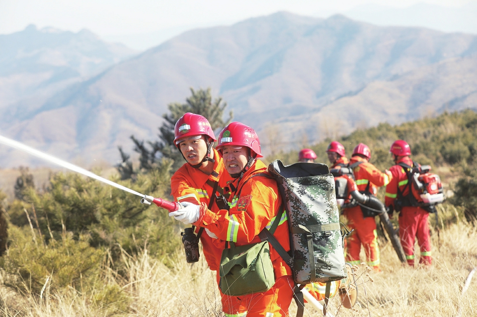 【抓好安全生产 守住底线红线】南部山区与泰山北部山区 联手开展林火救援演练