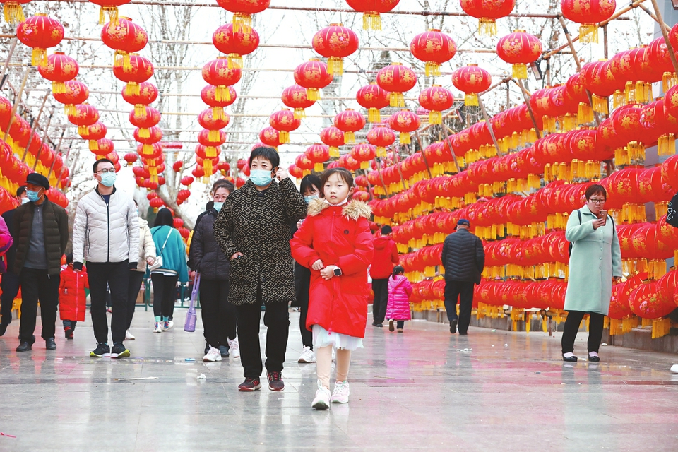 【新春走基层】莱芜区广大市民来到广场、公园游玩