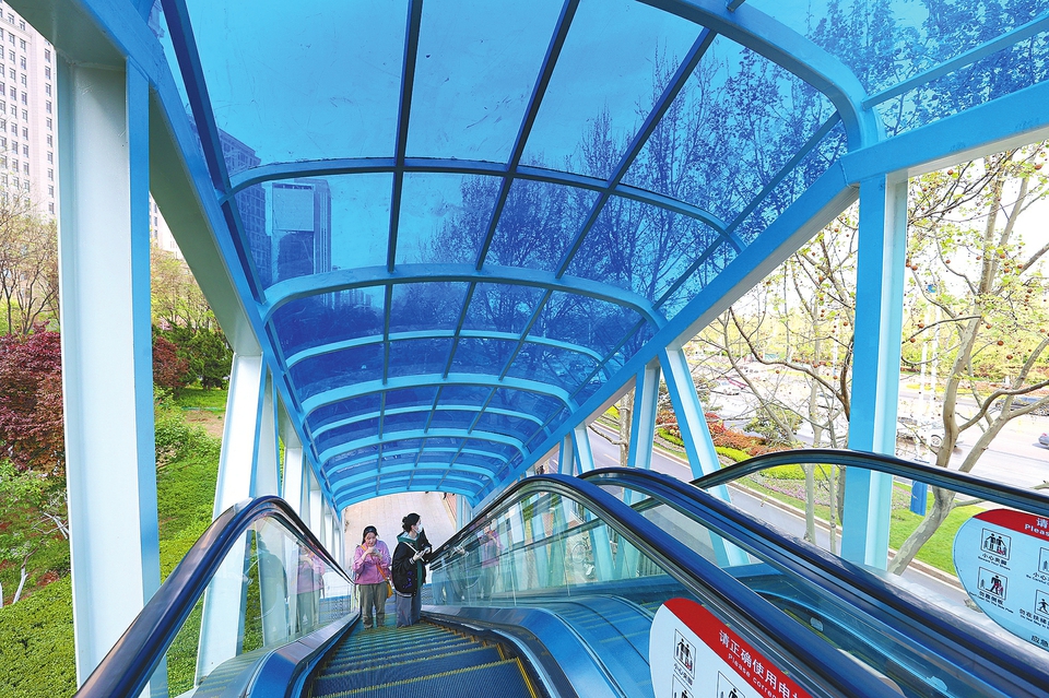 过街天桥扶梯披“蓝甲”