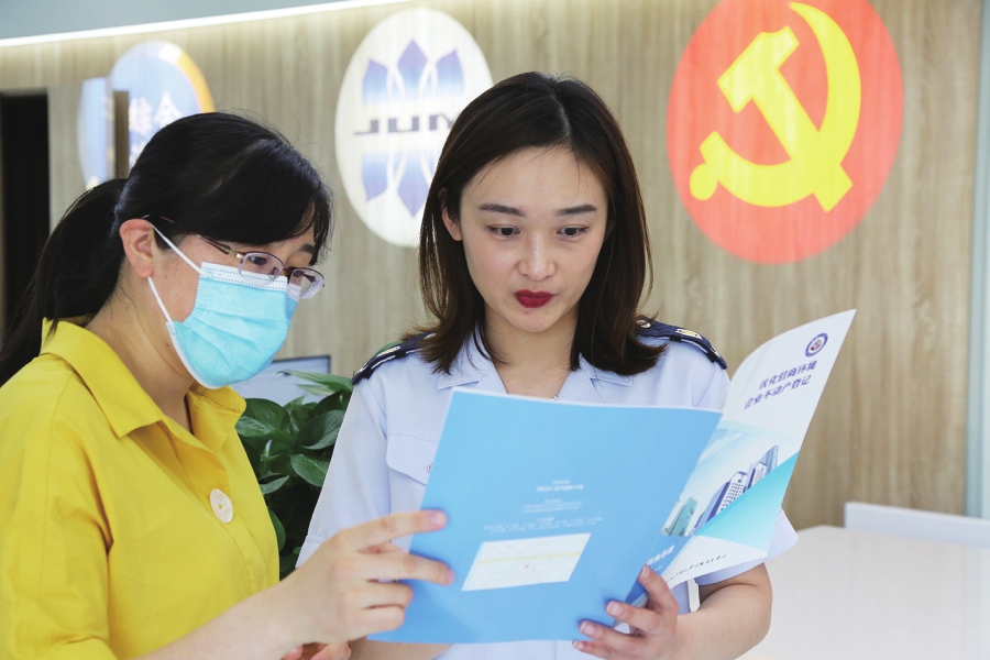 槐荫税务服务窗口“下沉”街道办事处 一窗联办“大红本”寄到家