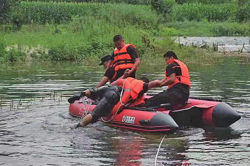 济南历城特警大队： 防汛救援雨中练