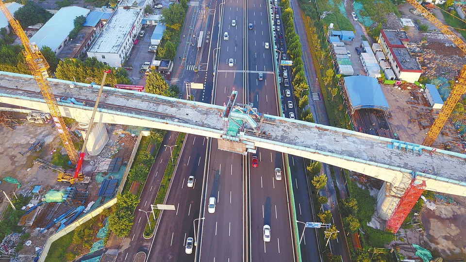 黄台联络线跨高架百米连续梁合龙