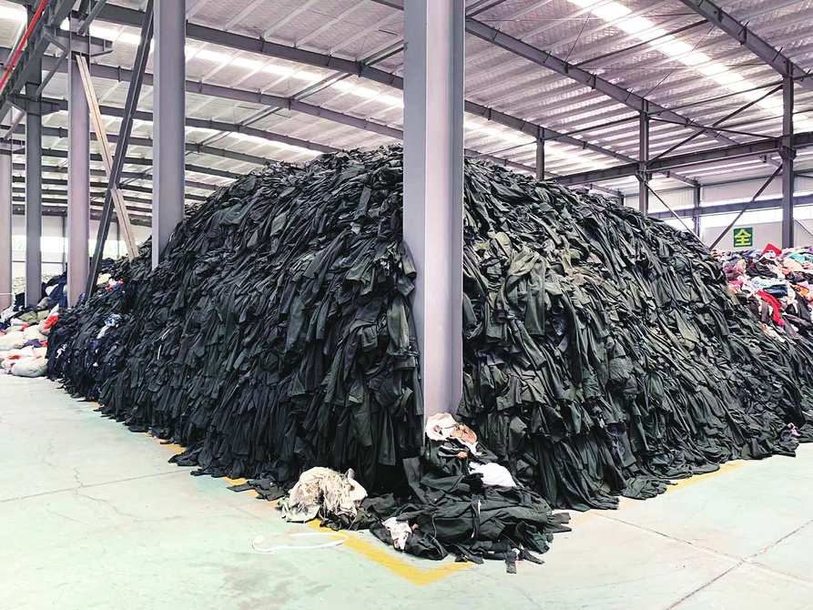 记者探访“旧衣物回收箱”背后——你捐赠的旧衣服都去了哪儿?