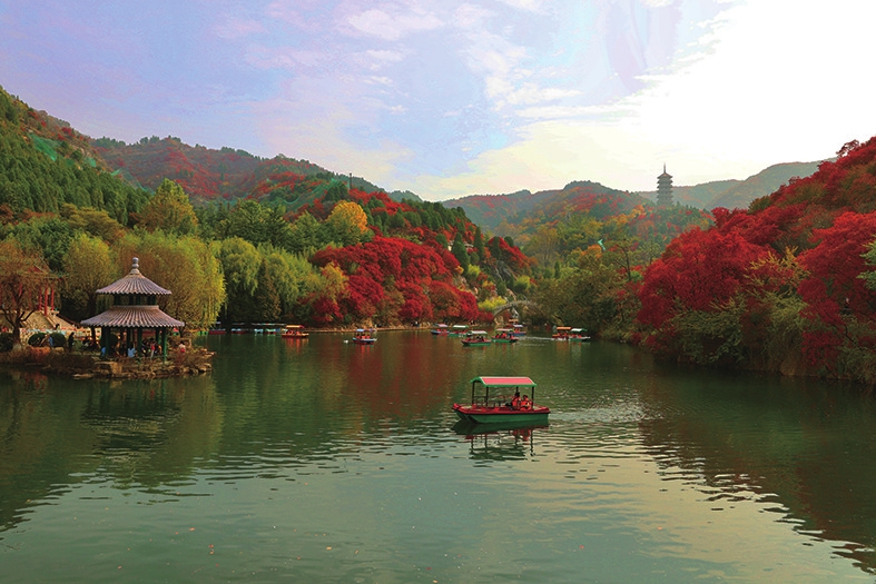 10月28日,游客在红叶谷景区观赏红叶.