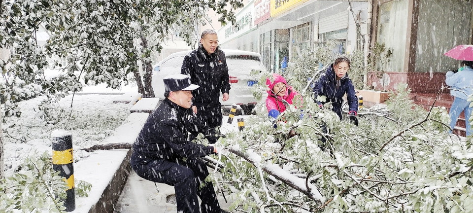 济南就积极做好冰雪天气应对工作发布紧急通知 今天全市中小学幼儿园停课一天