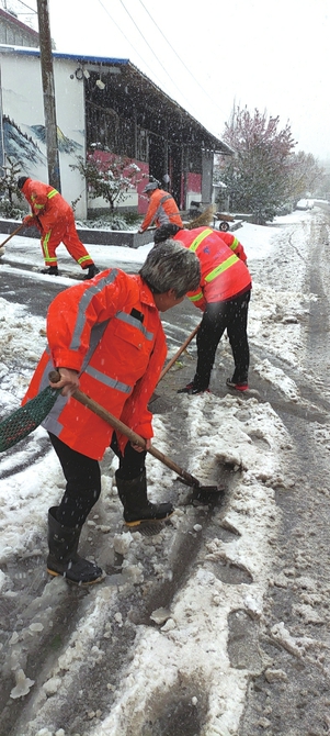 环卫工人正在清理积雪.