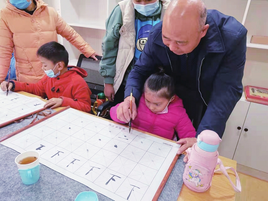 社区周末书法班开班啦！