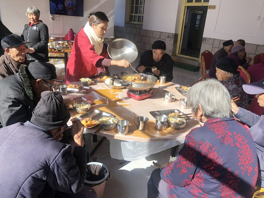 爱心午餐暖心田 尊老助老美德传