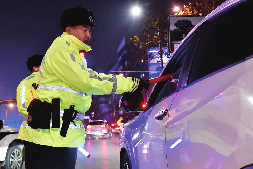 第10个“全国交通安全日”济南交警有话说——守法规知礼让 安全文明出行