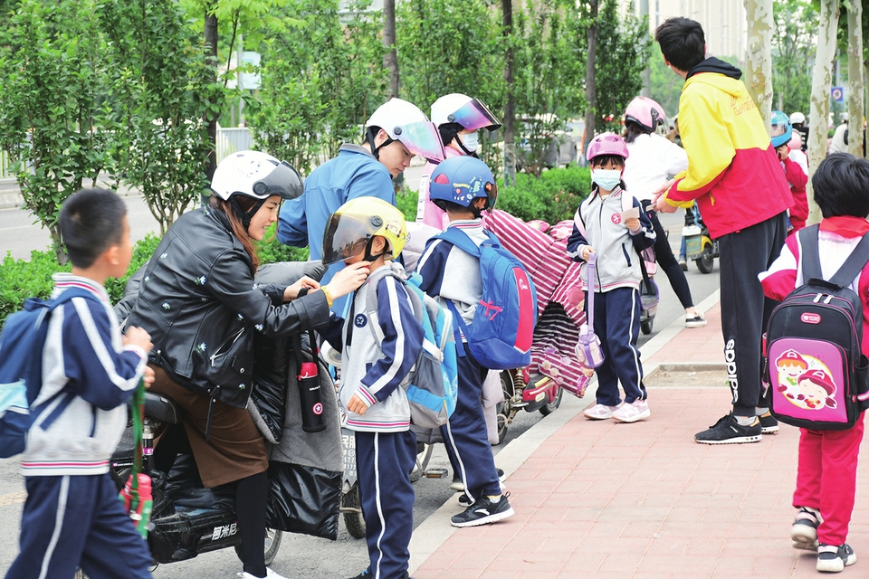 第10个“全国交通安全日”济南交警有话说——守法规知礼让 安全文明出行