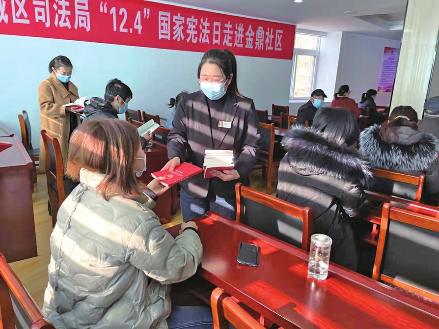 宪法宣传进社区 普法惠民暖人心
