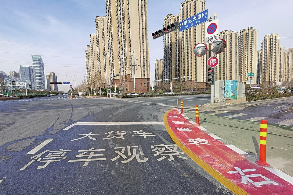 大货车“右转必停”开出首张罚单 32个路口已安装抓拍系统，计划在110个路口推广