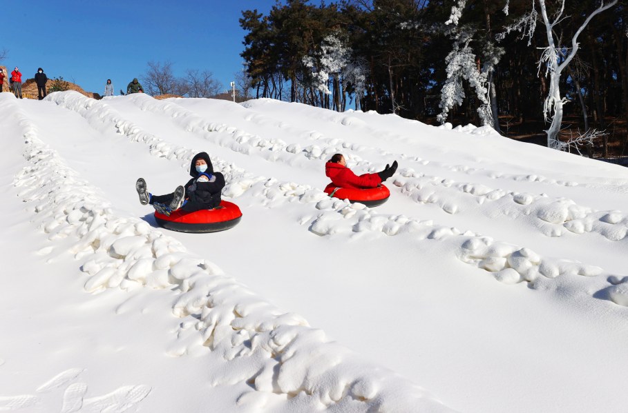 雾凇、萌宠、恐龙，沉浸式冰雪主题乐园 走 ，到跑马岭·齐鲁雪乡玩雪去