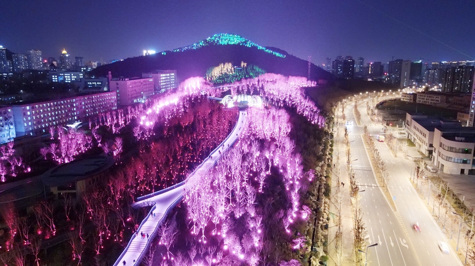 济南：景观照明系统试灯 打造灯火璀璨CBD