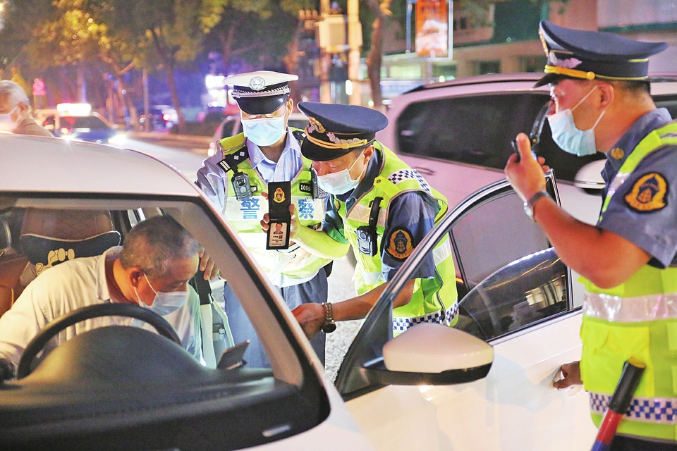 加大打击力度 引导合法营运 网约车市场加速合规化