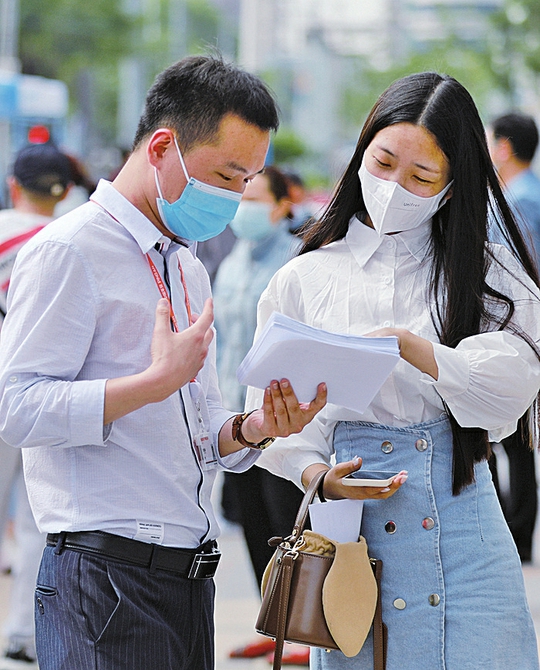 记者调查高学历青年择业新选项：离开“大厂”进工厂，他们图啥？