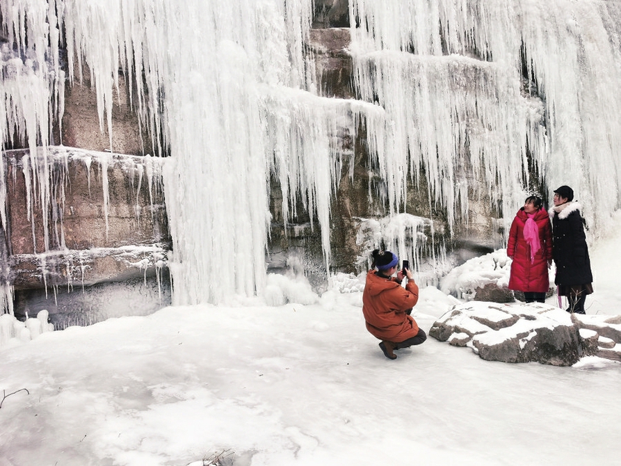 南山红叶谷现冰瀑奇观