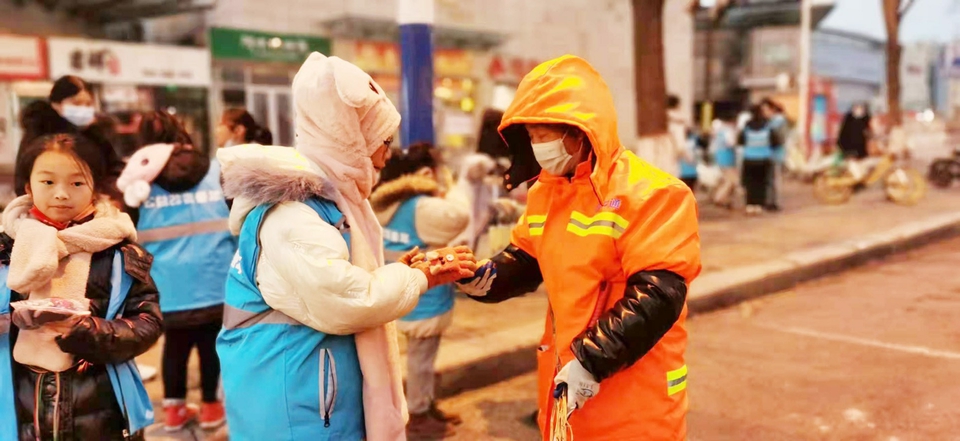 “儿童义工团”为一线环卫工人送温暖