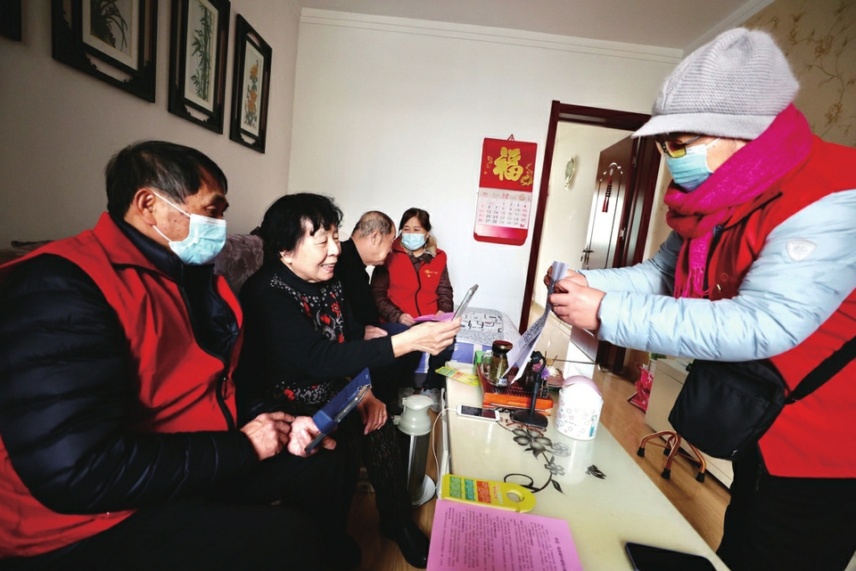 红马甲寒冬最暖的一抹红