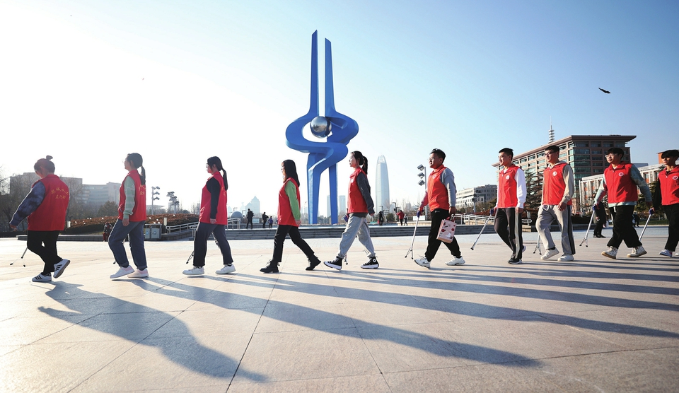 红马甲寒冬最暖的一抹红