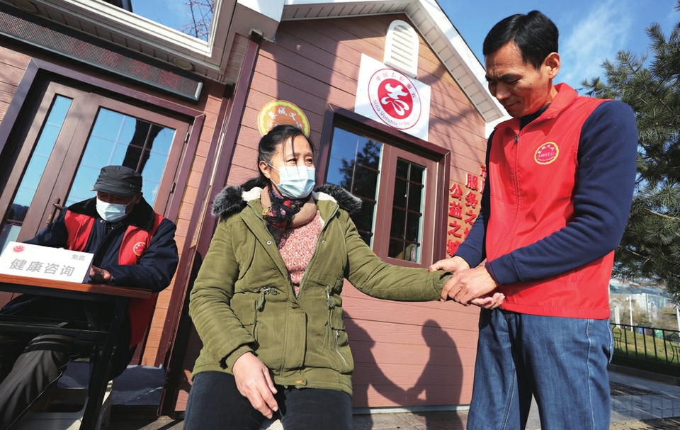 红马甲寒冬最暖的一抹红