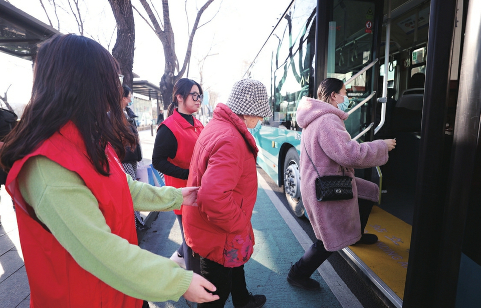 红马甲寒冬最暖的一抹红