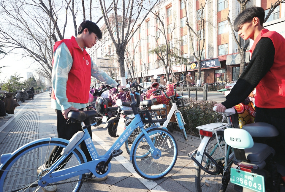 红马甲寒冬最暖的一抹红