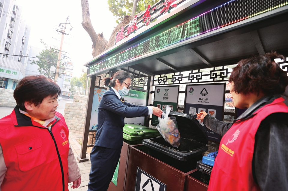 红马甲寒冬最暖的一抹红