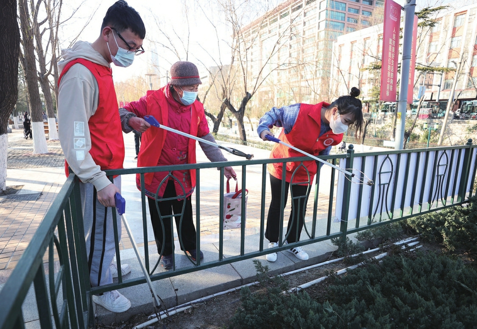 红马甲寒冬最暖的一抹红