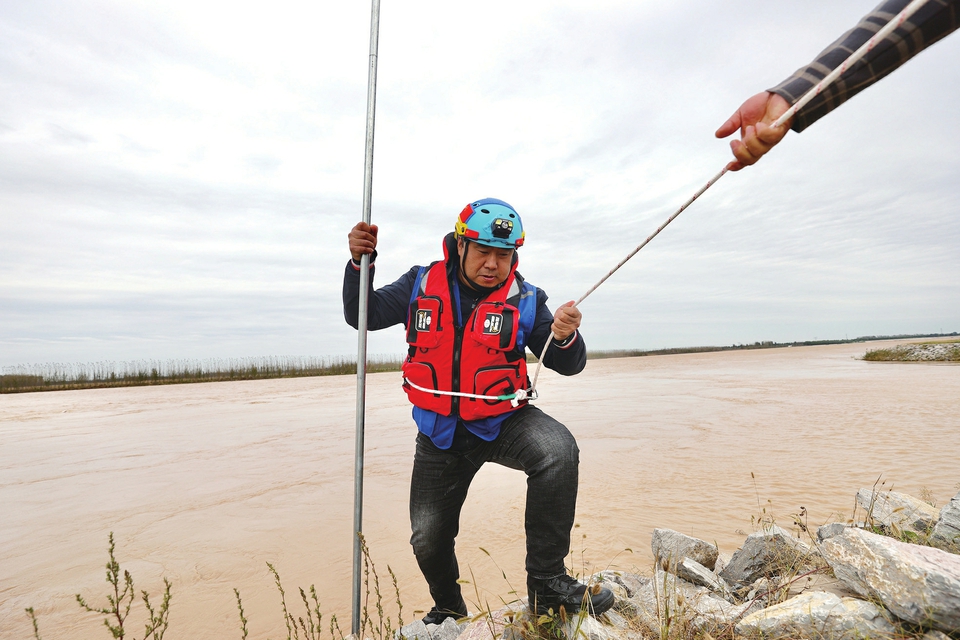 红马甲寒冬最暖的一抹红