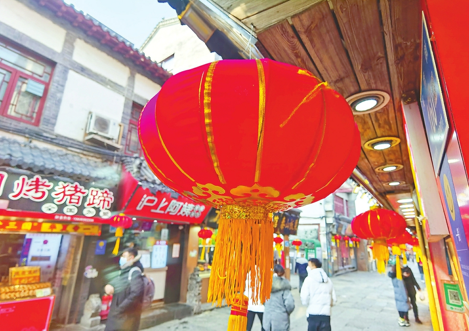 【网络中国节·春节】大红灯笼挂起来 浓浓年味漾出来