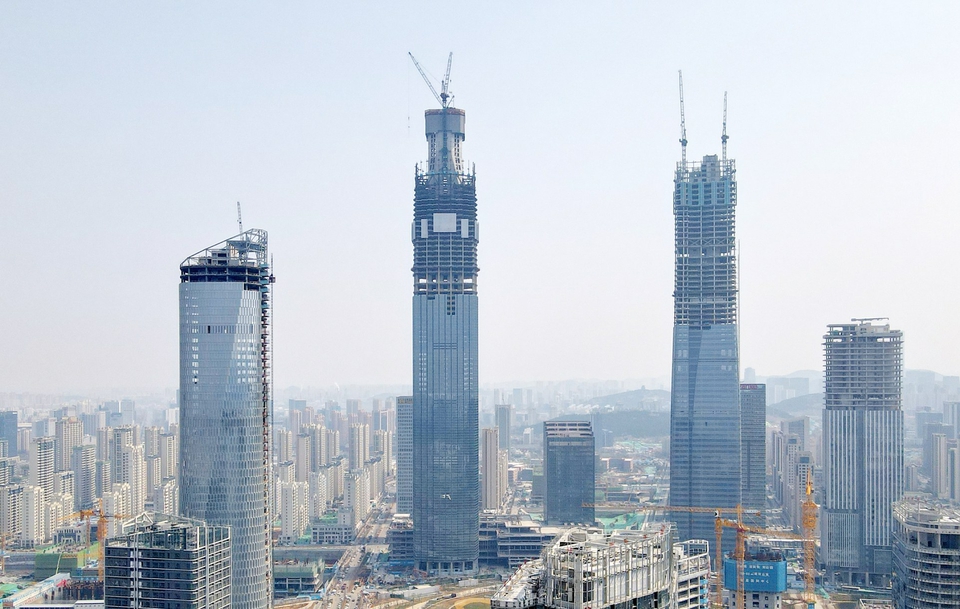 “济南第一高”冲向 400 米