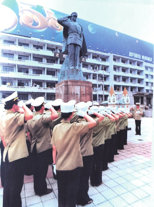 “济南交警”雕塑铜像背后的故事