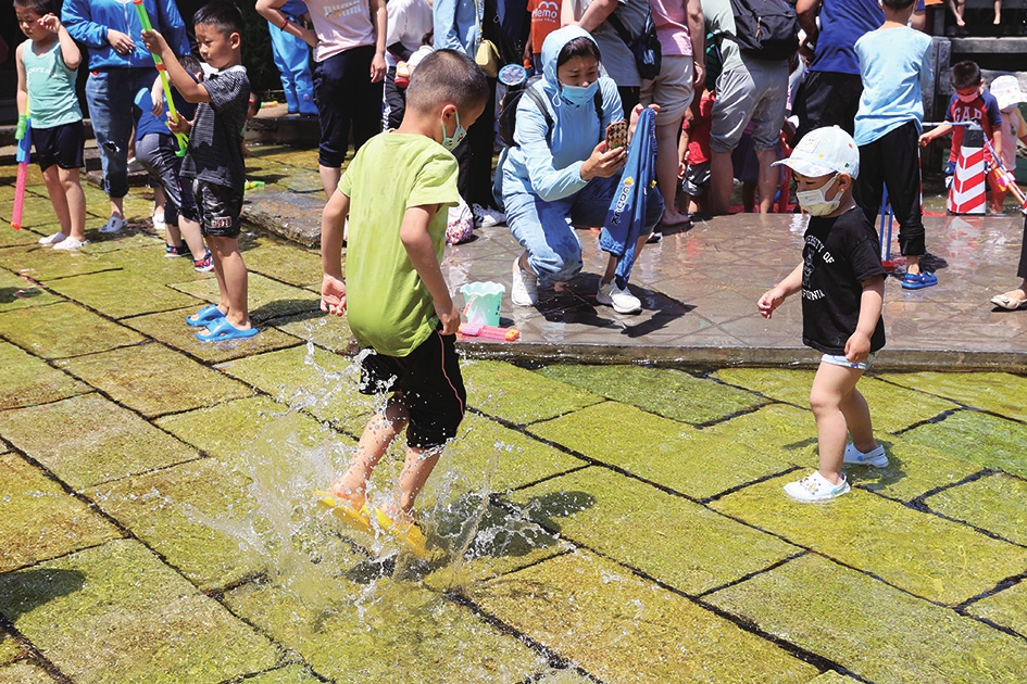 亲泉戏水享清凉