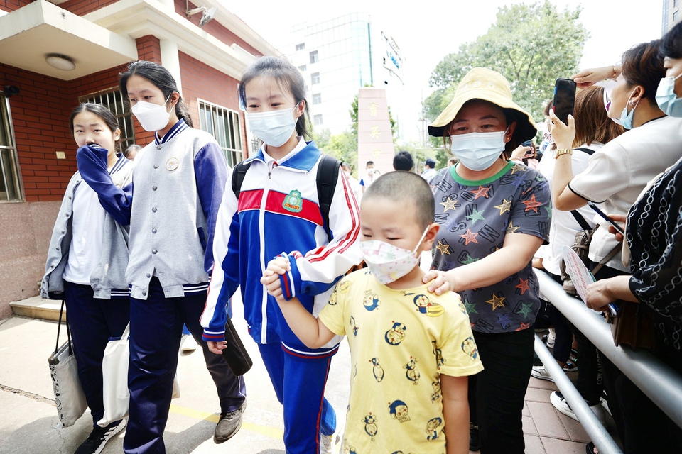 追光少年征途璀璨 中考首日8万余名考生从容应考