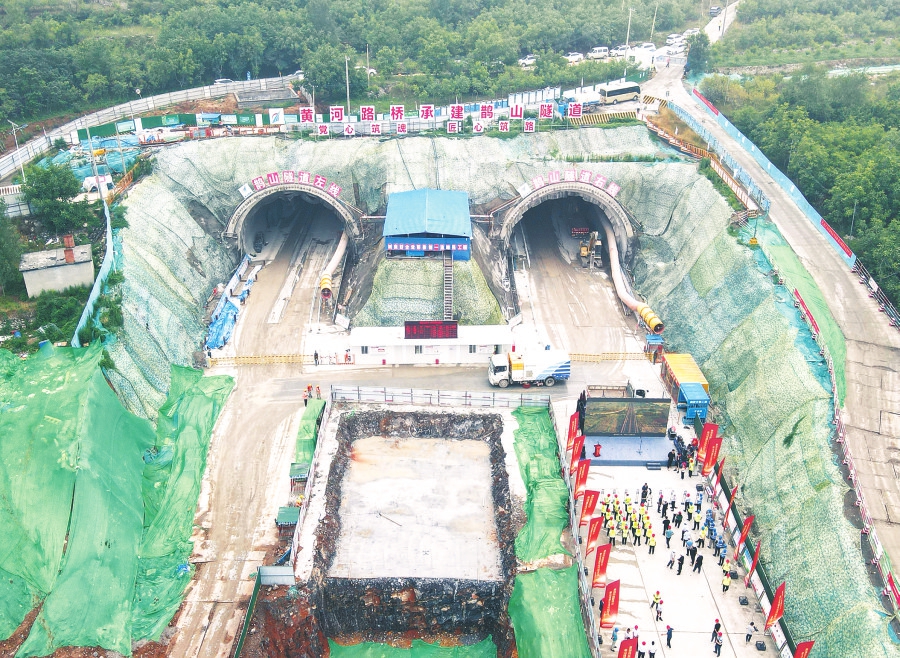 鹊山隧道左线贯通