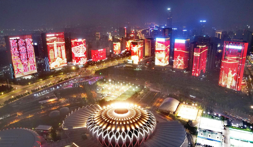 璀璨灯光点亮夜空