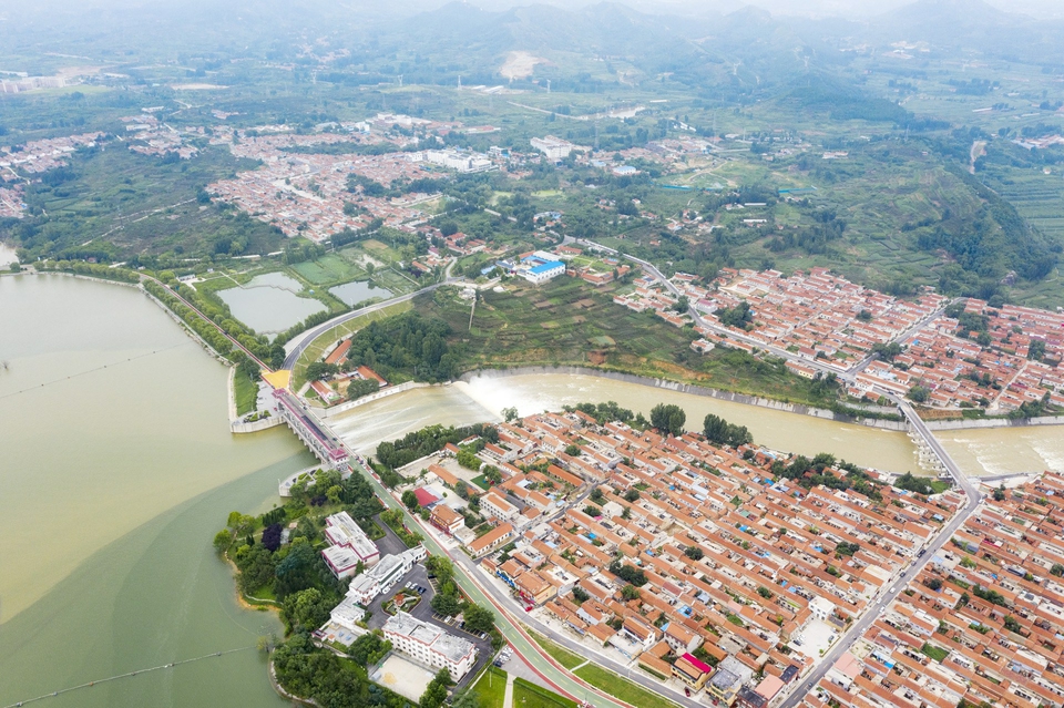 雪野水库开闸泄洪