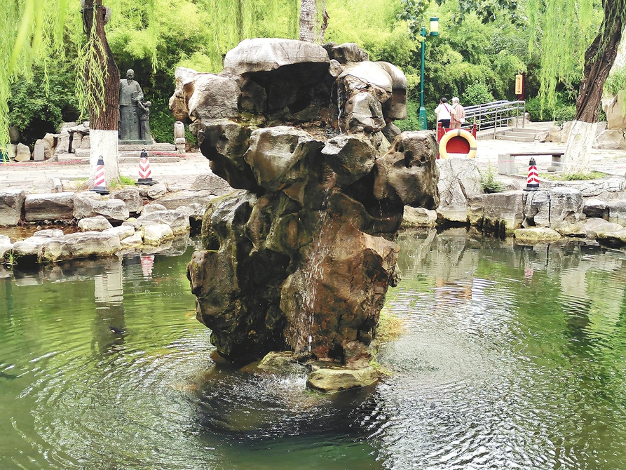 月牙飞瀑 胜景再现